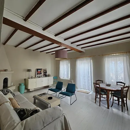 Domus Marzou Limanaki * Naousa (Paros)