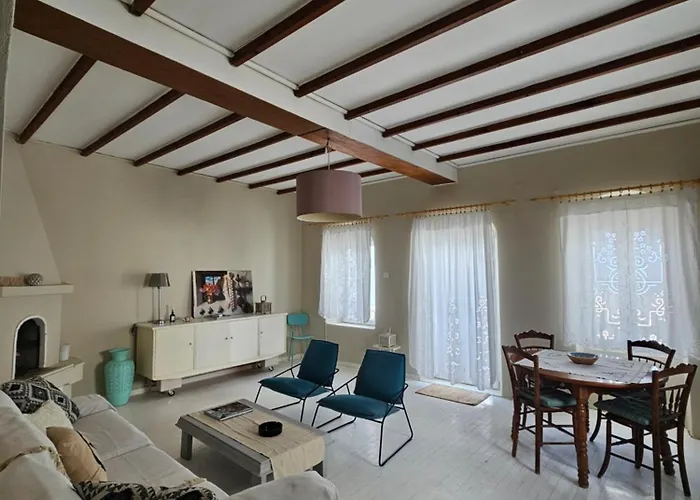 Domus Marzou Limanaki * Naousa (Paros)